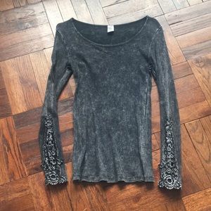 Peekaboo detailing long sleeve edgy top